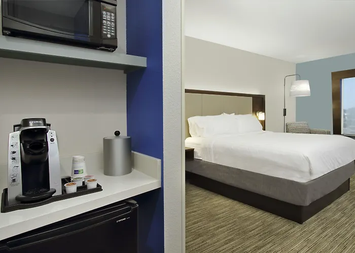 Holiday Inn Express & Suites Columbus North By Ihg