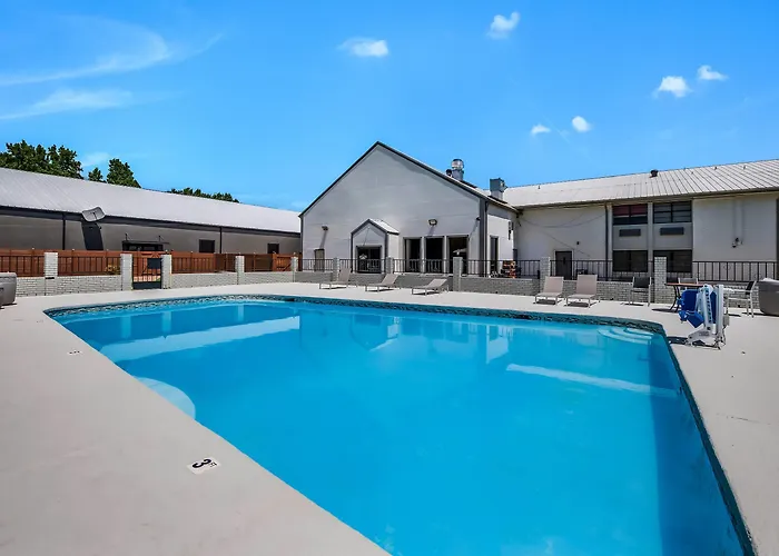 Clarion Pointe Marshall