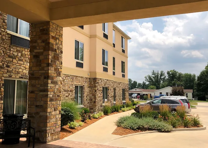 Countryview Inn & Suites