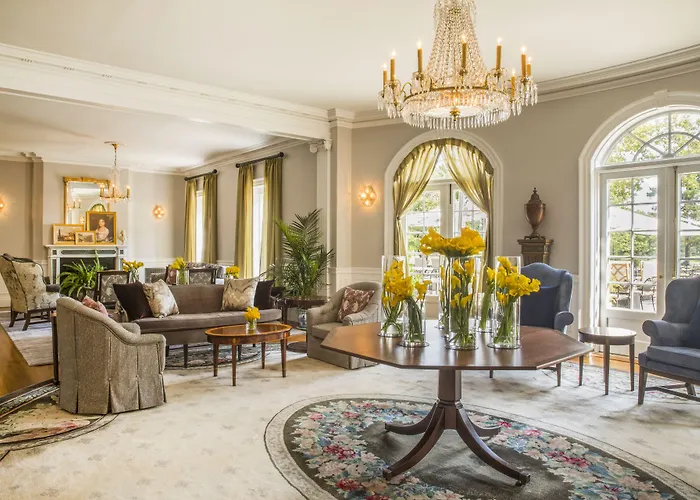 Williamsburg Inn, An Official Colonial Williamsburg Hotel