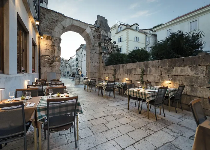 Hotel Peristil