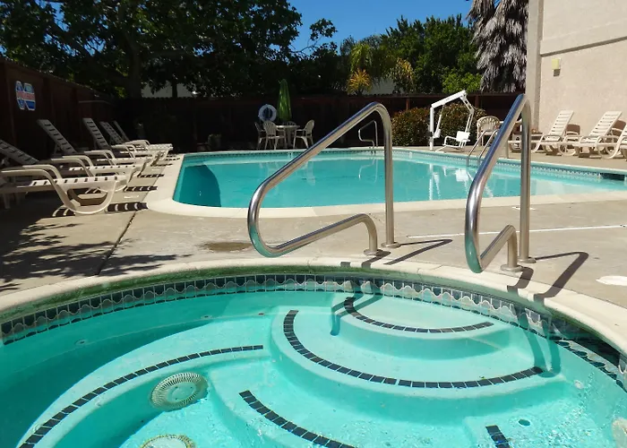 Cloverdale Wine Country Inn & Suites