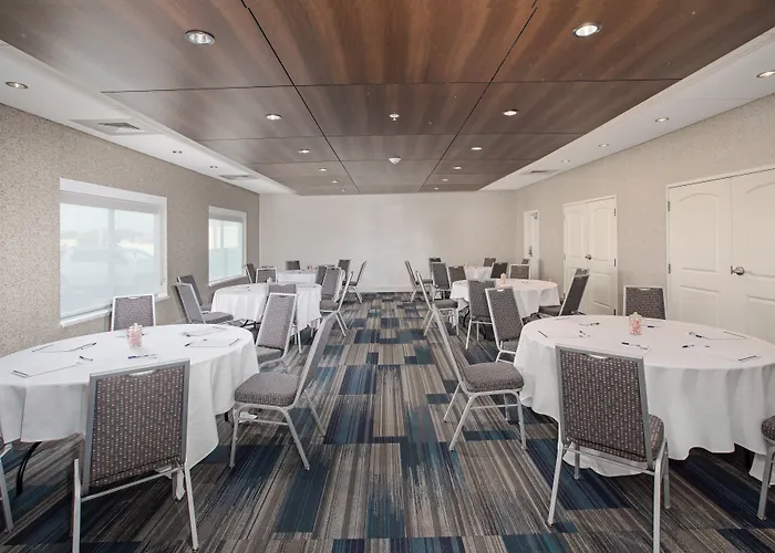 Holiday Inn Express & Suites Great Bend By Ihg