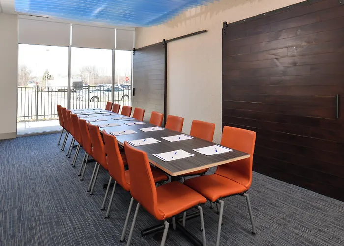 Holiday Inn Express & Suites Farmington Hills - Detroit By Ihg