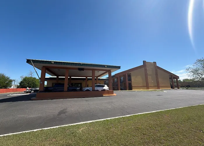 Camilla Inn & Suites