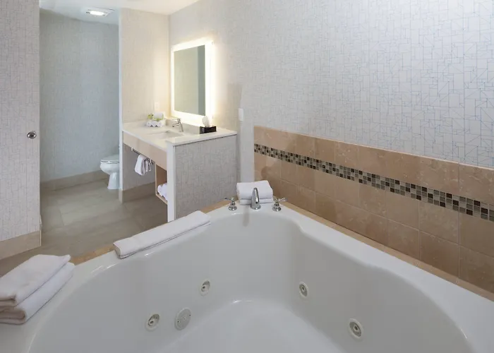 Holiday Inn Express & Suites Monroe By Ihg