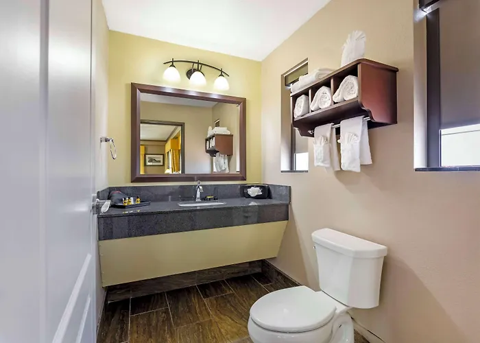 Best Western Plus Emerald Inn & Suites