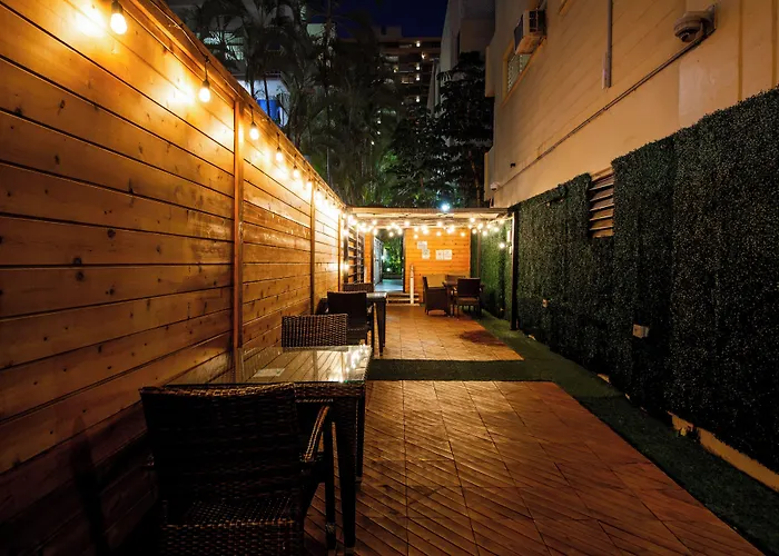 Waikiki Beachside Hostel