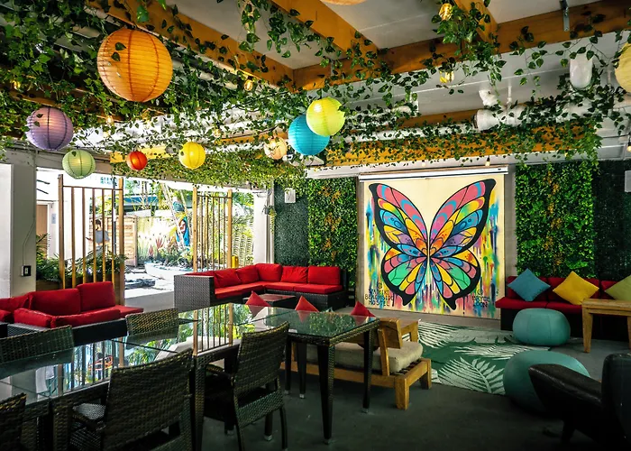 Waikiki Beachside Hostel