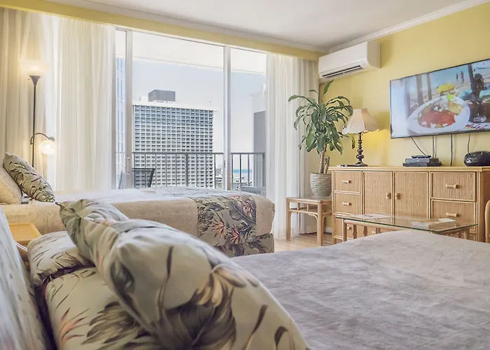 Tropical Studios at Marine Surf Waikiki - FREE PARKING - BEST LOCATION - FULL KITCHEN - SWIMMING POOL
