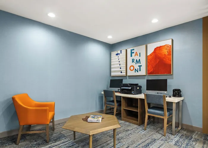 Holiday Inn Express & Suites Fairmont By Ihg