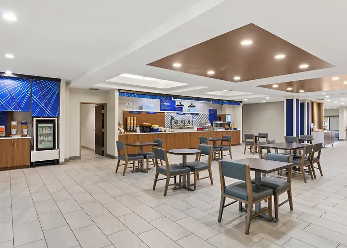 Holiday Inn Express & Suites Fairmont By Ihg