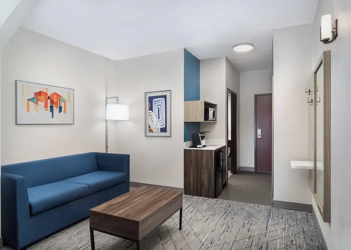 Holiday Inn Express Pratt By Ihg
