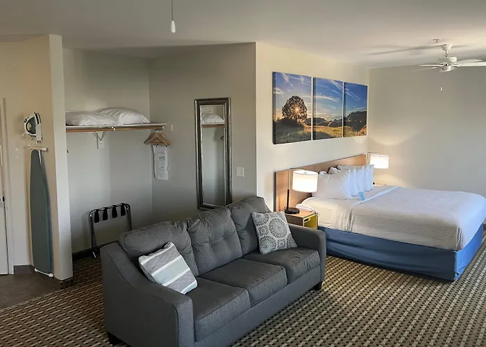 Days Inn & Suites By Wyndham Columbus Ne