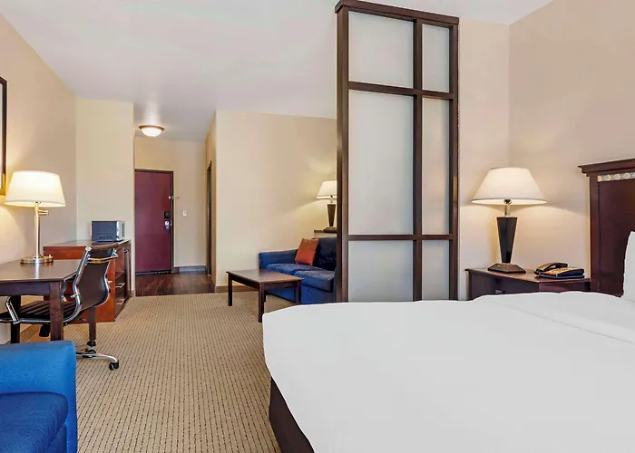 Comfort Suites Palestine