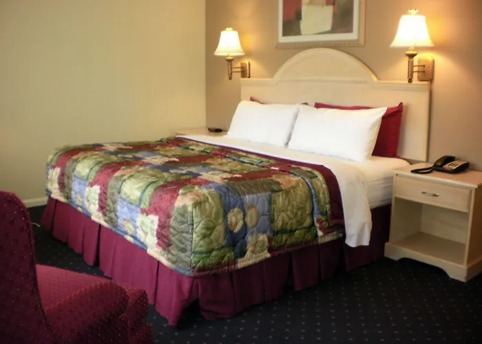 Golden Manor Inn & Suites