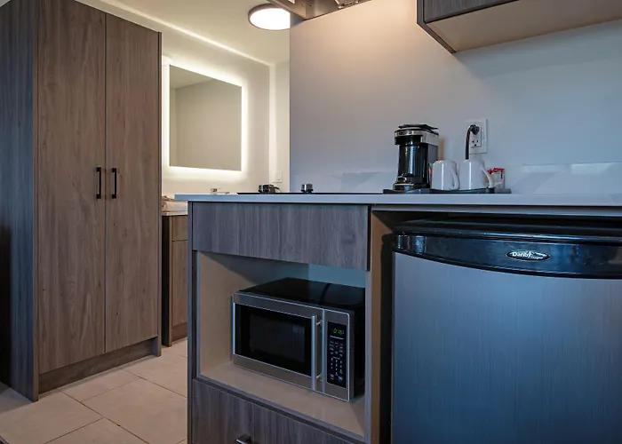 Riverland Inn & Suites