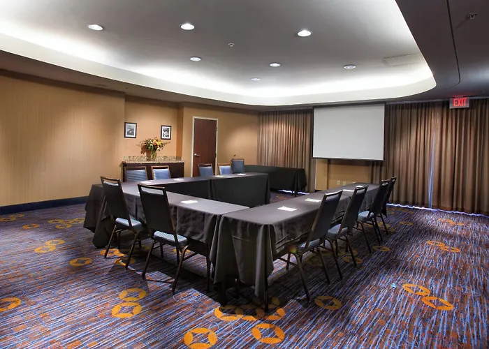 Courtyard By Marriott Fayetteville