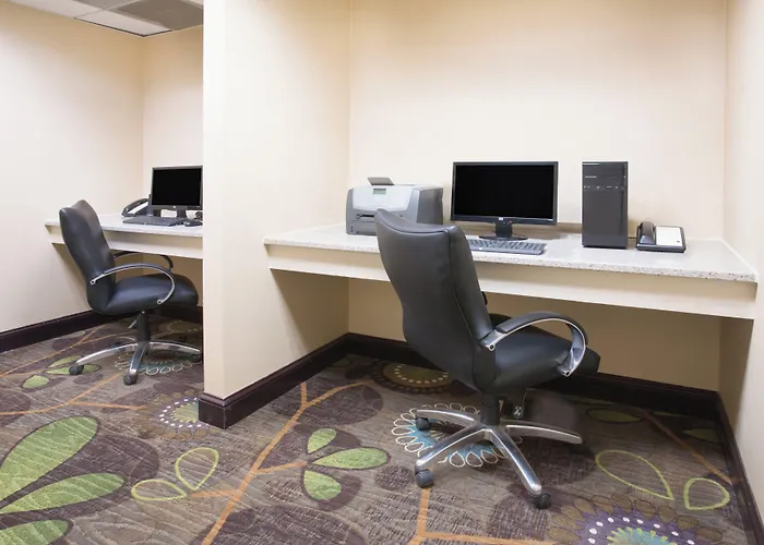 Holiday Inn Express & Suites Minot By Ihg