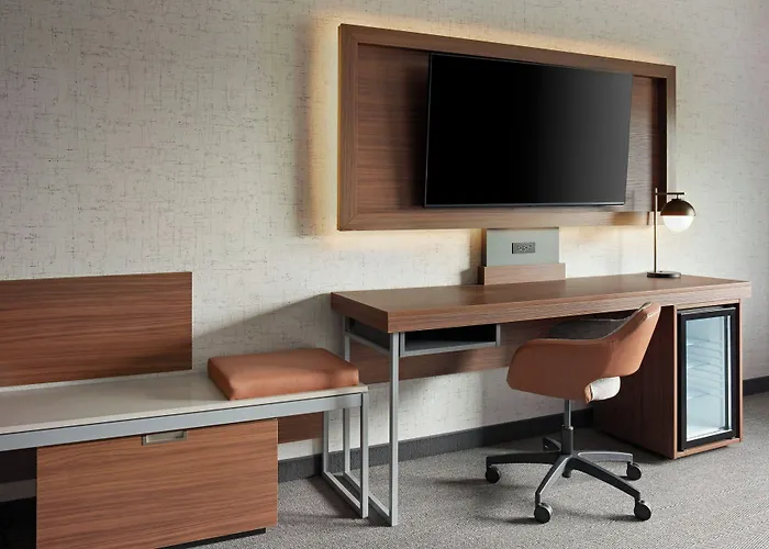 Courtyard By Marriott Hamilton