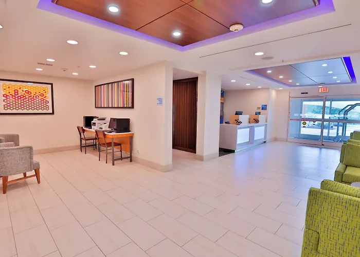 Holiday Inn Express & Suites Dickson By Ihg