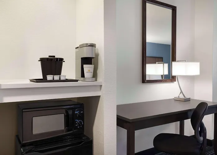 La Quinta Inn & Suites By Wyndham Springfield Airport Rte 66