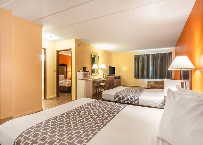 Econo Lodge Inn & Suites Windsor Locks Bradley Airport