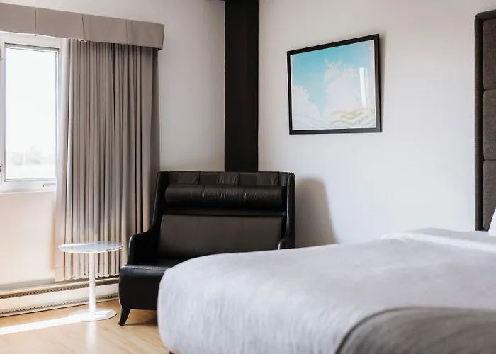 Le Dauphin Montreal-Longueuil