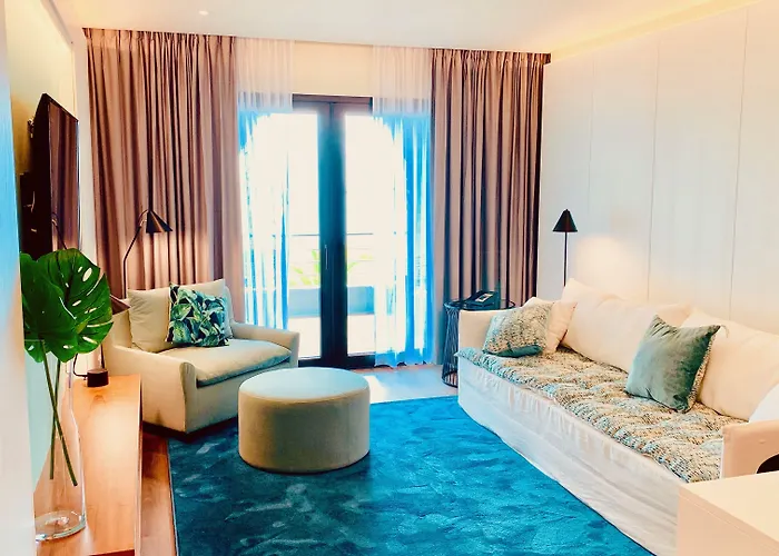 Holland House Beach Hotel