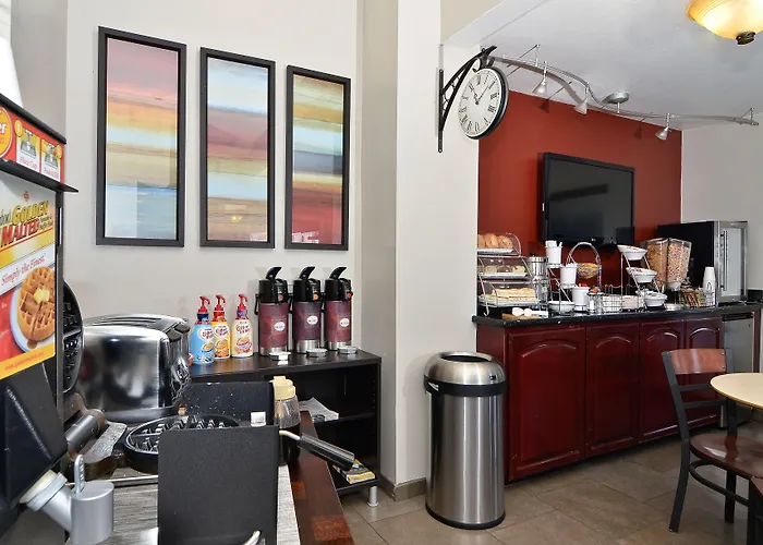 Clackamas Inn And Suites