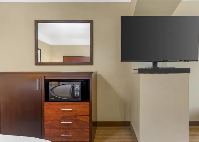 Best Western Plus Monica Royale Inn & Suites