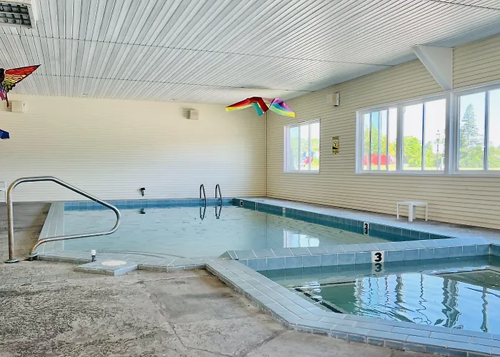 Court Plaza Inn & Suites Of Mackinaw