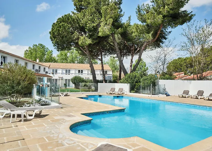 Artemia Aigues-Mortes - Hotel Avec Piscine - Bornes Electriques - Parking Prive - Local Velo-Moto