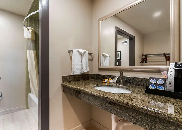 Best Western Plus Forest Park Inn