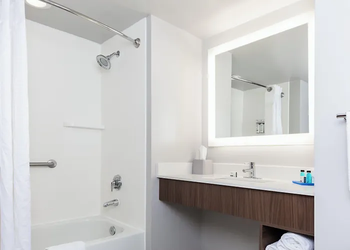 Holiday Inn Express & Suites Newport News By Ihg