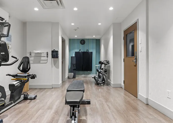 Holiday Inn Express And Suites Surrey By Ihg