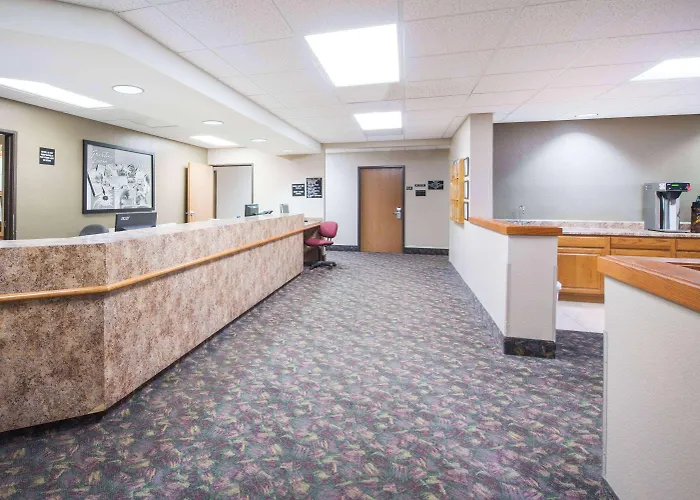 Super 8 By Wyndham Iola Ks