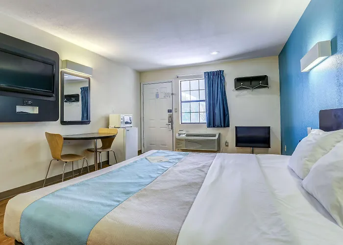 Motel 6-Dickson, Tn