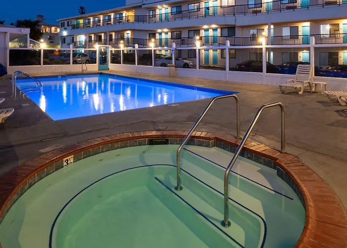 Edgewater Inn&Suites
