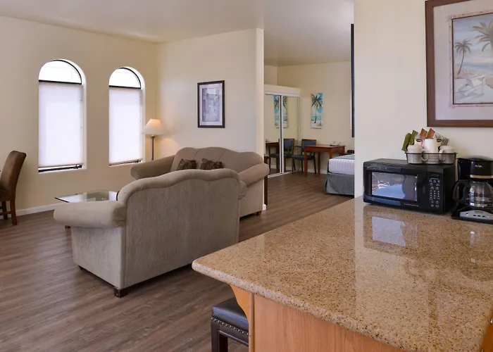 Edgewater Inn And Suites