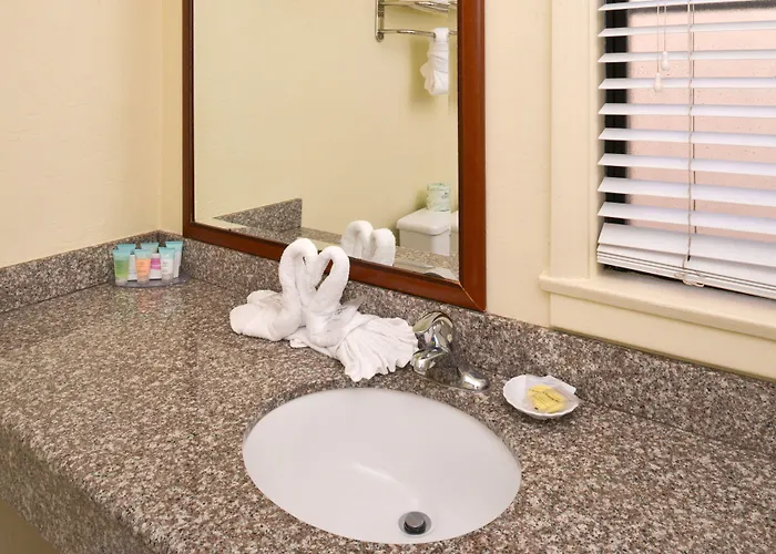 Edgewater Inn And Suites