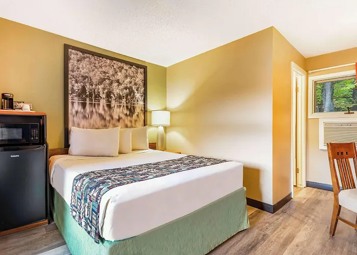 Super 8 By Wyndham Lake George/Downtown