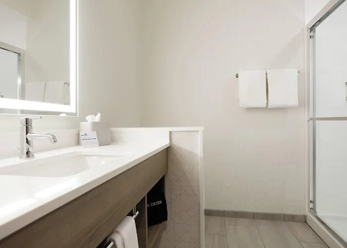 Holiday Inn Express Garden City East By Ihg
