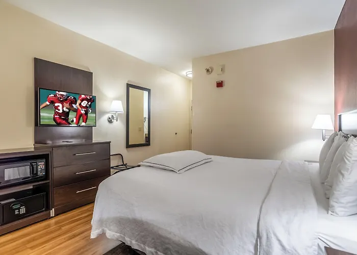 Red Roof Inn Plus Long Island - Garden City