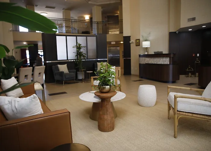 Holiday Inn Express & Suites Naples Downtown - 5Th Avenue By Ihg