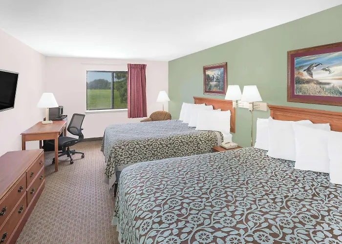 Days Inn & Suites By Wyndham Brinkley