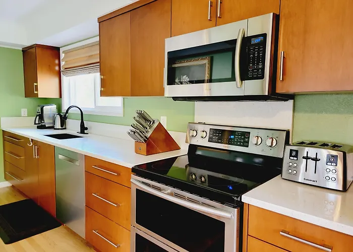 James Bay Inn Hotel, Suites & Cottage