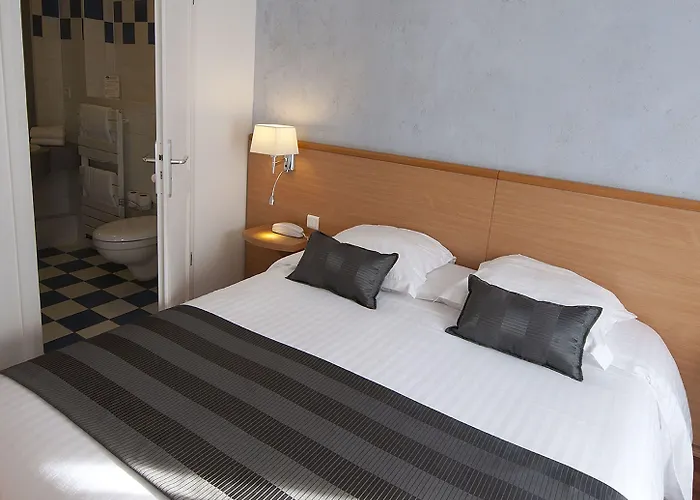 Hotel Le Grillon
