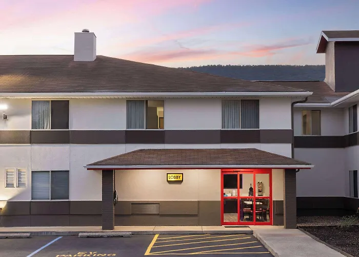 Super 8 By Wyndham Burnham/Lewistown