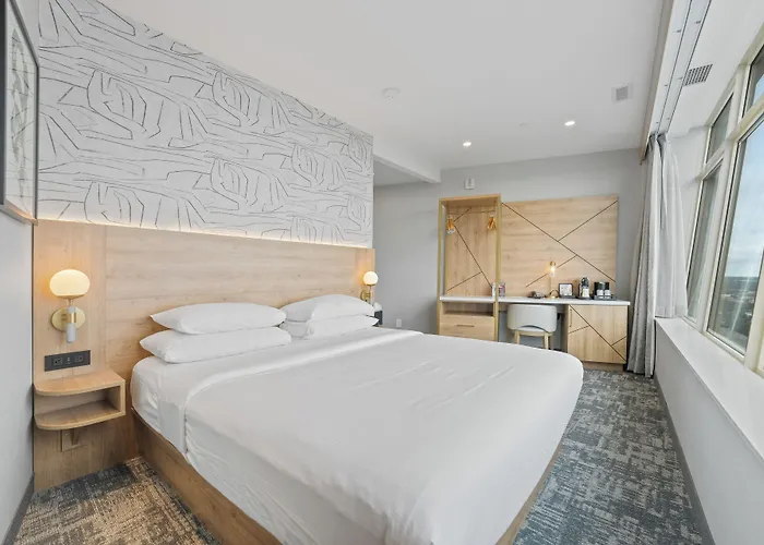 Tower Hotel At Fallsview